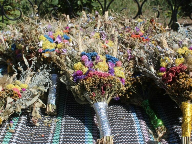 Пропонуємо зробити маковійчика своїми руками – невеликий букет з квітів та трав, який разом з медом освячується у храмі цього дня. З яких квітів складається маковійчик