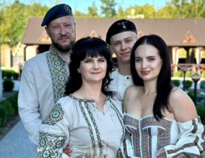 Повінчалися через 26 років стосунків: в Україні відбулося зенітно-ракетне вінчання (Фото)