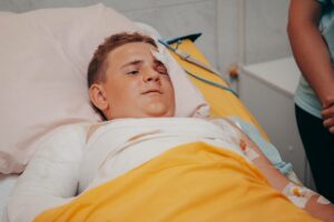 Дуже злякався і голосно кричав: у Дніпрі рятують 11-річного Микиту, якого придавило плитою