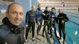 Ракетний удар по басейну «Метеор»: дайвери з допомогою підводного пилососа прибрали уламки