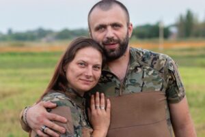 Кохання на війні: подружжя бойових медиків з Дніпра відсвяткувало 5-річчя весілля