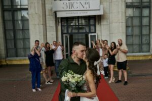 Він втратив обидва ока, але не любов: в Україні важко поранений сапер одружився зі своєю коханою