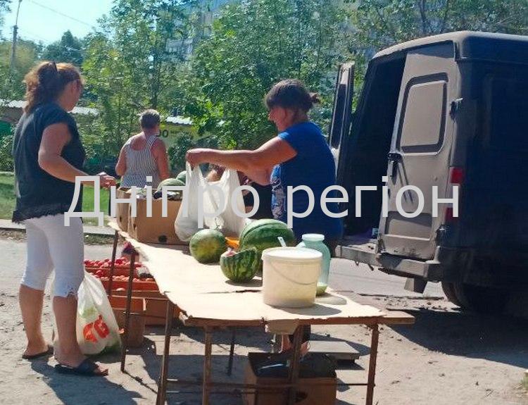 Покупці раді, жителі протестують: у Дніпрі на ж/м Парус з’явився селянський ринок (Фото)