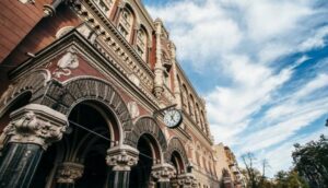 НБУ підвищив ліміти на продаж безготівкової валюти населенню: що це означає для дніпрян
