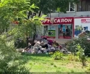 Плюшкін по-дніпровськи: на Перемозі чоловік з вікна 6-го поверху викинув на вулицю тонни мотлоху