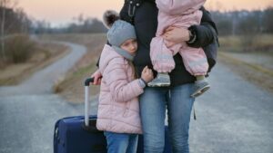 Від 52 мільйонів українців залишилось 29: з яких міст України виїхало найбільше жінок