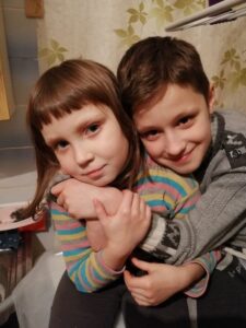 Пішли гуляти і не повернулись додому: у Нікополі розшукують двох дітей (ФОТО)