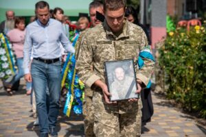В останню путь проводжало усе місто: у Нікополі попрощалися з загиблим Героєм