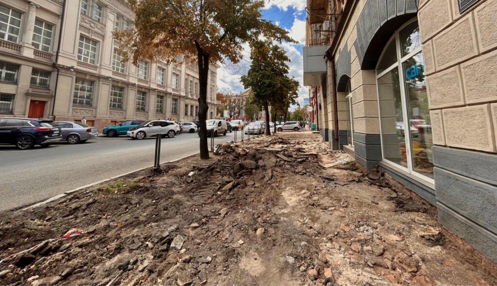 У Дніпрі розпочали ремонт тротуарів по вулиці Воскресенській (Фото)