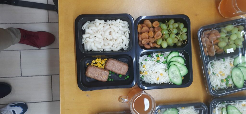 У Дніпрі батькам показали і дали спробувати, чим годують дітей у школі (Фото) Чим годують дітей у школі - Дніпро Регіон