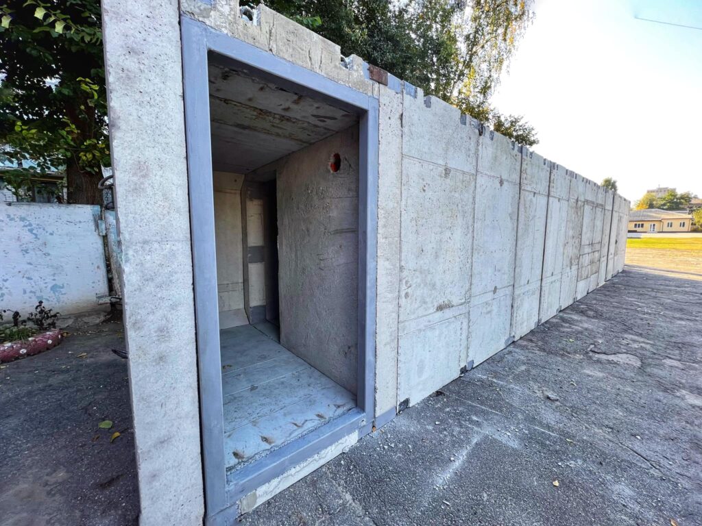 У Новомосковську почали встановлювати модульні вуличні укриття У Новомосковську вуличні укриття - Дніпро Регіон