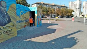 Ні стида ні совісті: у Нікополі вандали використовують укриття як туалет