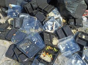 У Дніпрі скандал із шкільним харчуванням: батьки жаліються на несмачні страви і гори пластику