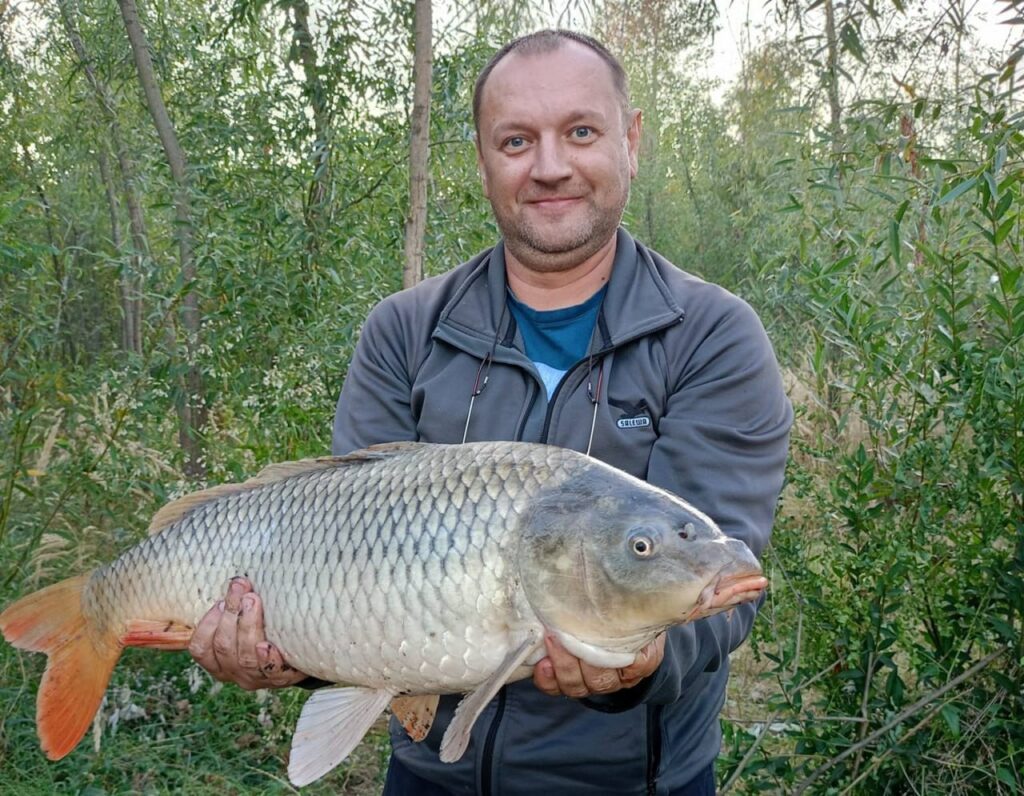 У Дніпрі рибалка спіймав величезного сазана - Дніпро Регіон