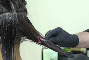 Смертельне кератинування: у Дніпрі жінка ледь не померла після бьюті-процедури