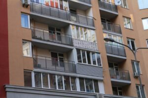Тому що вона «полукровка»: у Дніпрі жінка викинула з балкону собаку