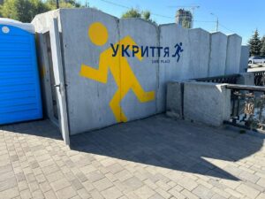 Повідбивати б руки: у Дніпрі вандали грабують бетонні укриття