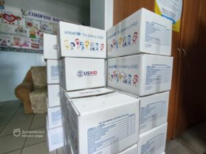 Як ВПО у Дніпрі безкоштовно отримати зимовий одяг для дітей