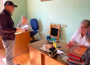 Долари стали поперек горла: у Львівській області чиновниця намагалася з’їсти купюру