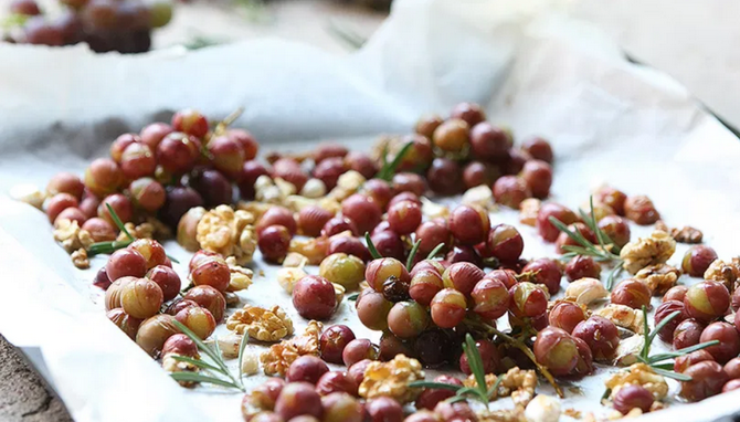 Запечений виноград у духовці - закуска чи десерт: простий рецепт