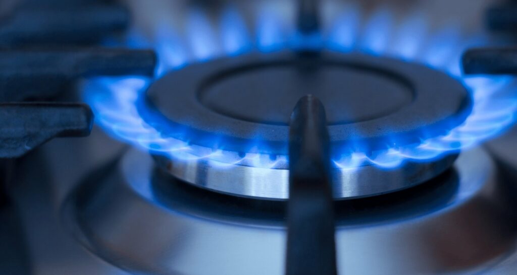 У Дніпрі розповіли, чому нараховується плата за доставку газу тим, хто прокладав труби за свої гроші Плата за доставку газу - Дніпро Регіон