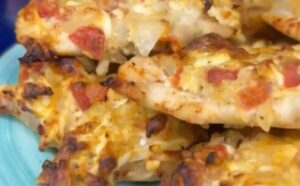 Курка під шубою в духовці з помідорами: рецепт