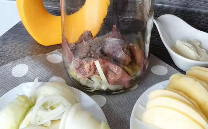 Куряча печінка з яблуками та цибулею в банку у духовці: рецепт