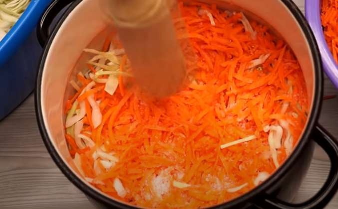 Як приготувати квашену капусту з морквою без цукру: рецепт