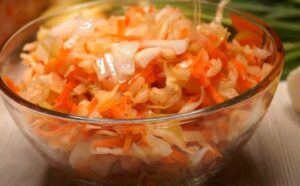Як приготувати квашену капусту з морквою без цукру: рецепт