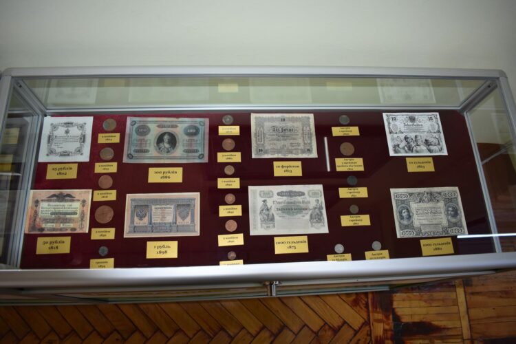 Виставка Петриківського розпису, художні галереї та експозиції валют: у Дніпрі запрошують на безкоштовну екскурсію