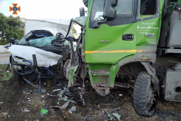 На Дніпропетровщині сталася смертельна ДТП: лобове зіткнення двох вантажівок (ФОТО)