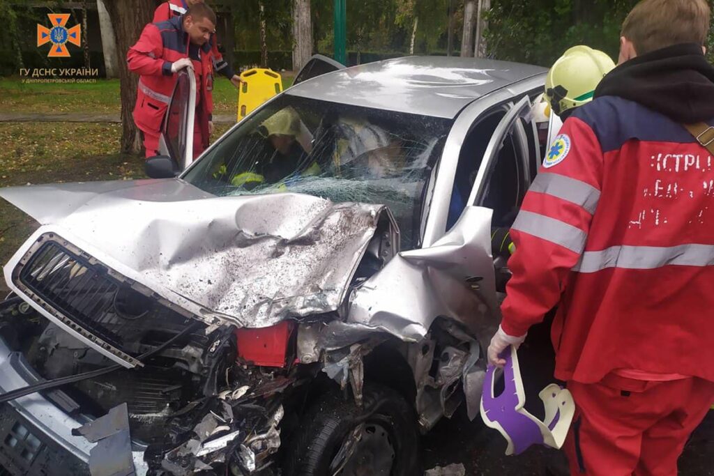 ДТП на Дніпропетровщині за участю трьох автомобілей: водія затиснуло всередині розтрощеної автівки (ФОТО)