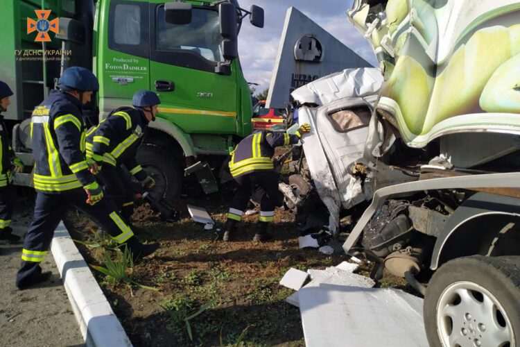 На Дніпропетровщині сталася смертельна ДТП: лобове зіткнення двох вантажівок (ФОТО)
