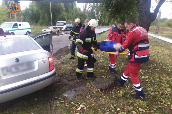 ДТП на Дніпропетровщині за участю трьох автомобілей: водія затиснуло всередині розтрощеної автівки (ФОТО)