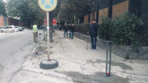 У Дніпрі продовжують встановлювати антипаркувальні стовпчики