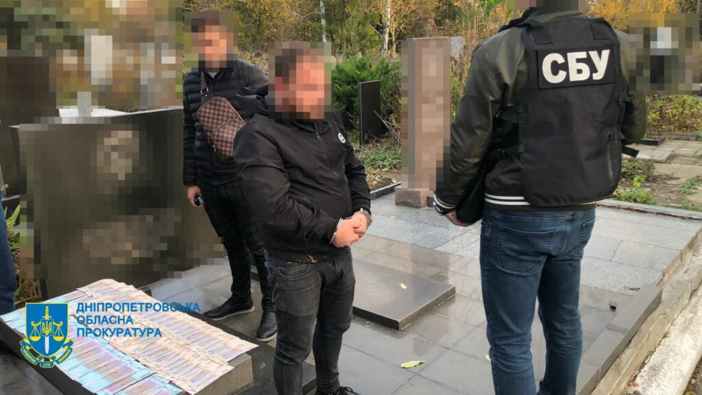 Продавав місця на кладовищі за 40 тис. грн: у Дніпрі затримали чиновника КП «Міська ритуальна служба» У Дніпрі затримали чиновника КП «Міська ритуальна служба» - Дніпро Регіон
