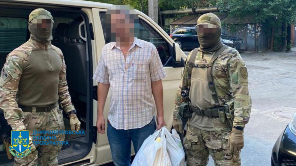 Коригував ракети по житловому будинку, лікарні та Управлінню СБУ: мешканцю Дніпра винесли вирок 15 років за гратами Коригував ракети по житловому будинку, лікарні та Управлінню СБУ: мешканцю Дніпра винесли вирок 15 років за гратами