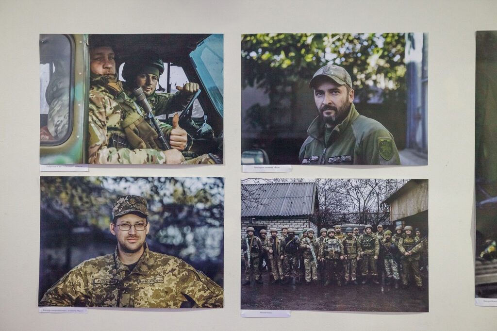 Хотів задокументувати війну, як вона є: у Дніпрі відкрилась виставка воєнного фотокора Валерія Кравченка Виставка воєнного фотокора Валерія Кравченка - Дніпро Регіон