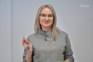 Замість зйомної – своя квартира: мати трійнят з Дніпра отримала ордер на житло від міста