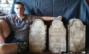 Цікава знахідка: у Солоному випадково виявили надгробки дітей німецької родини Бергманів – засновників селища