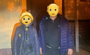 Чоловік пішов з бензином і загубив дружину: у Дніпрі патрульні допомогли літньому подружжю потрапити додому