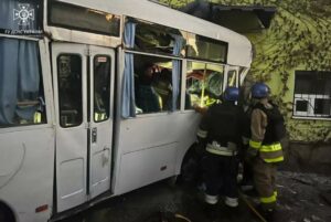 Тільки дивом господарі не постраждали: у Нікополі автобус врізався у приватний будинок