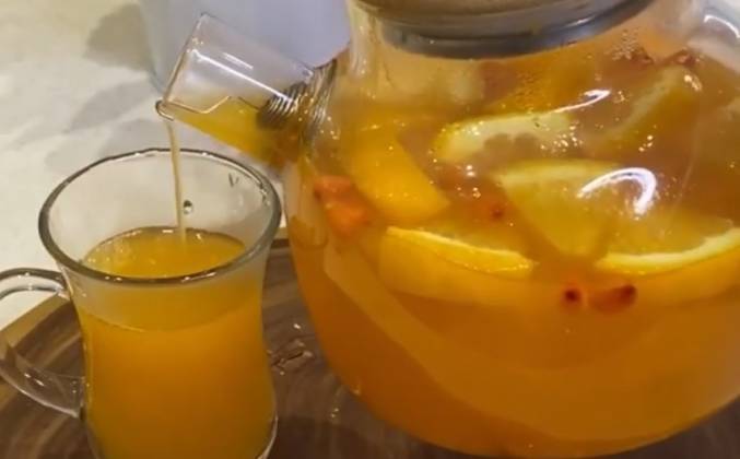 Зігріваючий напій в холодну пору року: обліпиховий чай з імбирем, медом і апельсином