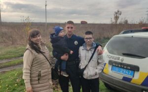 Поліцейські Дніпропетровщини евакуювали з українського Нью-Йорка маму з двома дітками