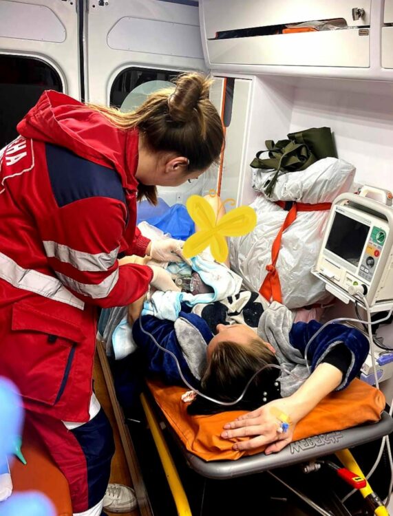 Було триразове обвивання пуповини і задуха: під Дніпром жінка народила хлопчика у кареті швидкої допомоги