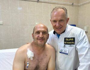 Вже проситься додому: у Дніпрі врятували пораненого, який, витягуючи з мінного поля побратима, втратив ногу