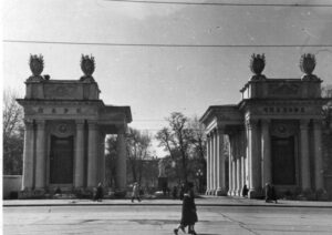 Сторінками історії Дніпра: в мережі показали, як виглядав парк Глоби у післявоєнні роки (ФОТО)