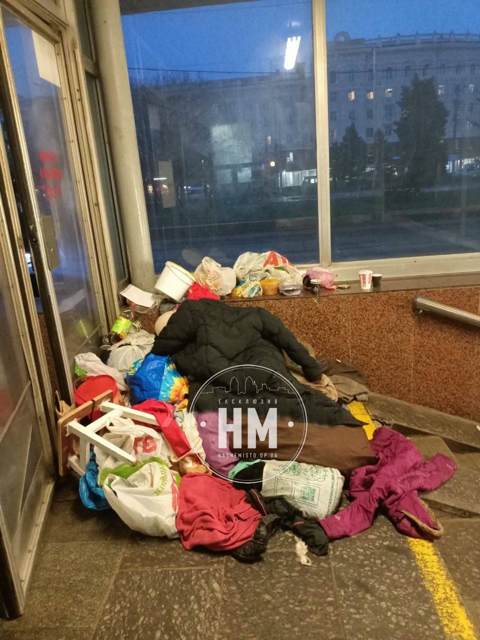 У Дніпрі на станції метро оселилася бездомна жінка - Дніпро Регіон 