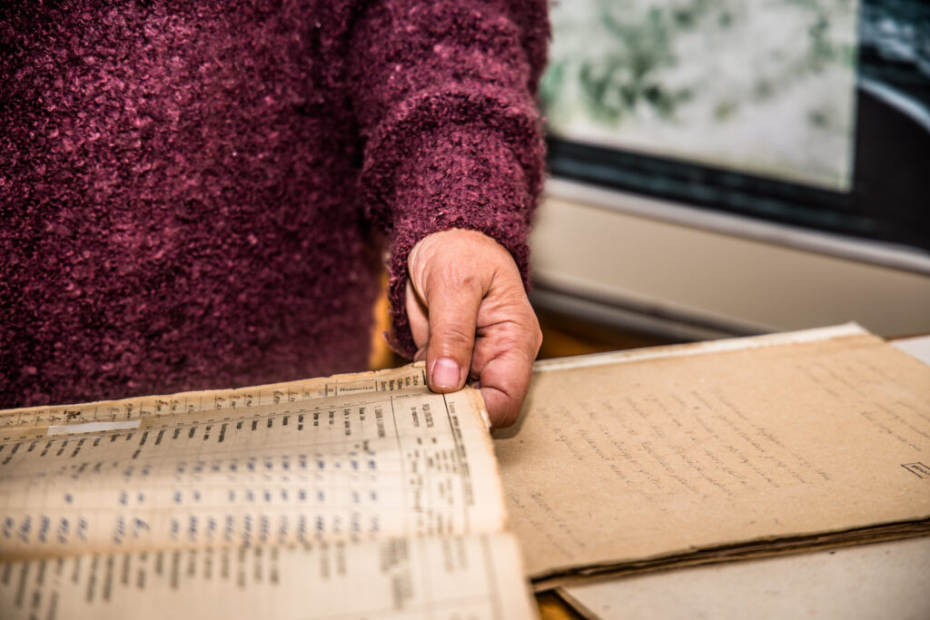 На Дніпропетровщині Держархів оцифрує документи, які допомагають дослідити родовід людини На Дніпропетровщині Держархів оцифрує документи, які допомагають дослідити родовід людини