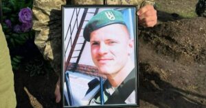 Біль усієї країни: у Дніпрі попрощалися із загиблим Героєм з Луганська